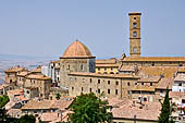 Volterra - Il profilo della citt dominato dal Battistero di San Giovanni e dal Campanile del Duomo. 